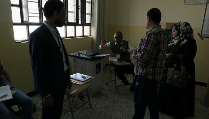 مشاركون بالانتخابات العراقية - رويترز