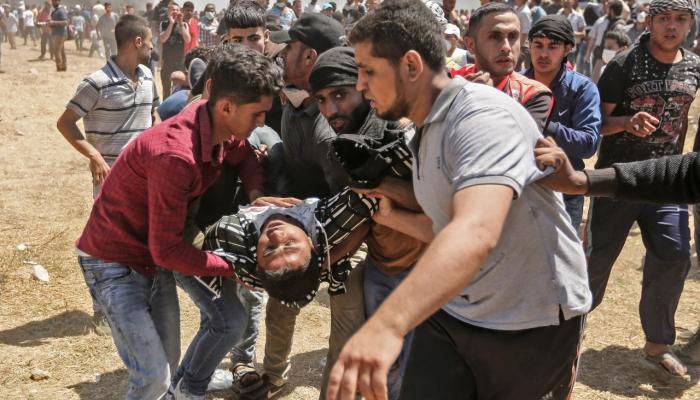 فلسطينيون يحملون جثة شهيد