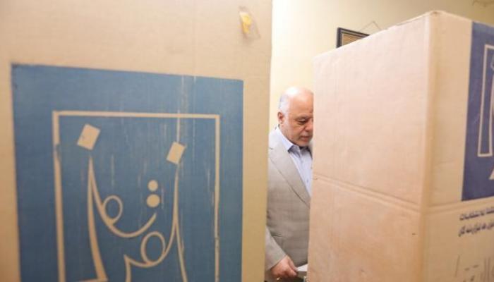 العبادي خلال الإدلاء بصوته في الانتخابات