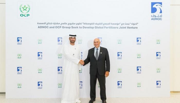 الدكتور سلطان أحمد الجابر يصافح رئيس المجمع الشريف للفوسفات