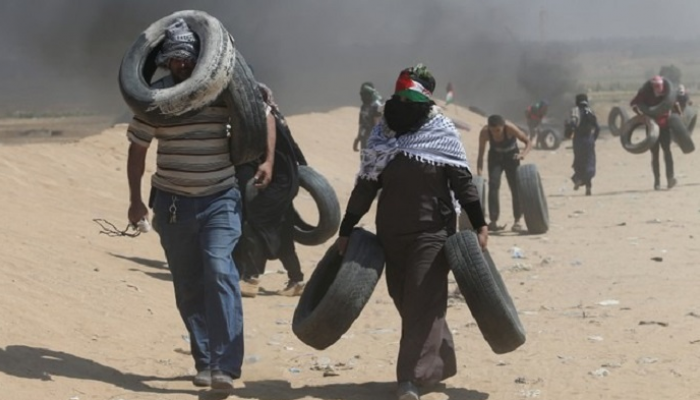 متظاهرون فلسطينيون خلال احتجاجات على حدود غزة