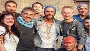 محمد إمام مع مصمم المعارك وفريقه