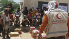 الهلال الأحمر الإماراتي يوزع 700 سلة غذائية على نازحي أبين