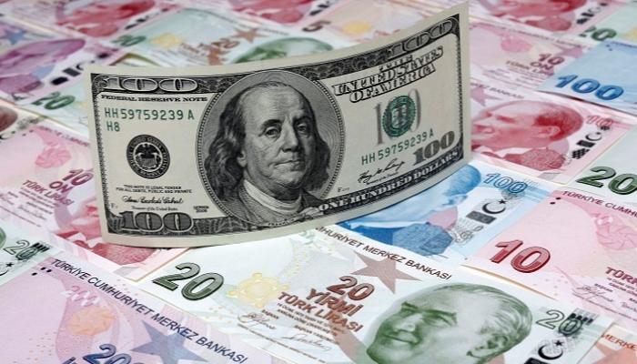 مائة دولار أمريكي فوق عملات تركية في إسطنبول