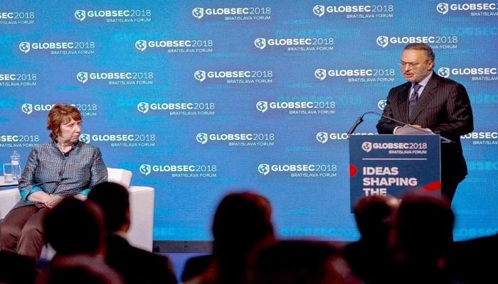 الدكتور أنور قرقاش، وزير الدولة الإماراتي للشؤون الخارجية أثناء مشاركته في المنتدى