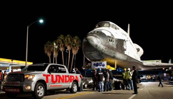 سيارة تويوتا توندرا تسحب مكوك فضائي