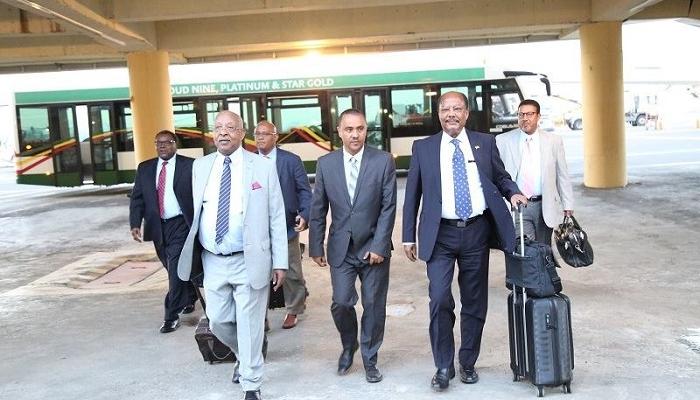 لينشو ليتا ورفاقه لدى عودتهم إلى إثيوبيا