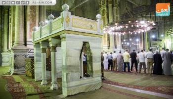 المصريون يحرصون على أداء صلاة التراويح في مسجد الرفاعي 
