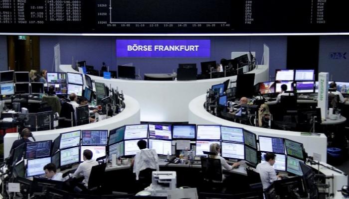 متداولون أمام مؤشر أسعار الأسهم الألمانية في بورصة فرانكفورت
