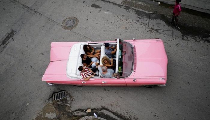 سيارة قديمة تسير بأحد شوارع العاصمة الكوبية هافانا - رويترز