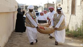 توزيع مساعدات غذائية في منطقة بني ياس 