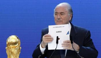 جوزيف بلاتر يعلن فوز قطر بتنظيم مونديال 2022