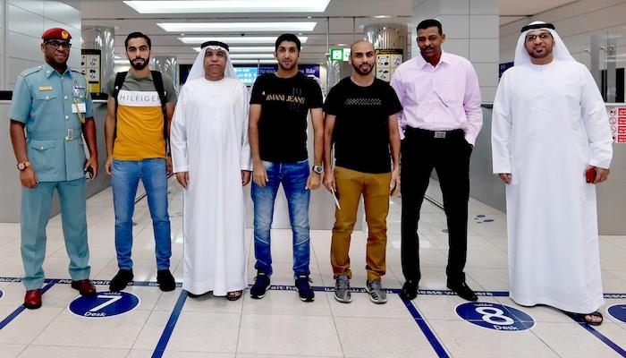 الطاقم الإماراتي قبل المغادرة