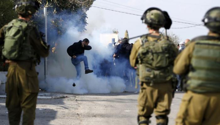 جيش الاحتلال الإسرائيلي يطلق النار على فلسطينيين - أرشيفية