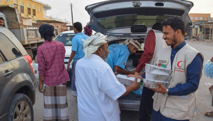 الهلال الأحمر الإماراتي يواصل توزيع وجبات الإفطار في حضرموت