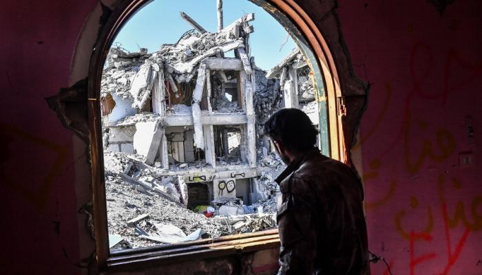 أحد مقاتلي سوريا الديمقراطية في الرقة