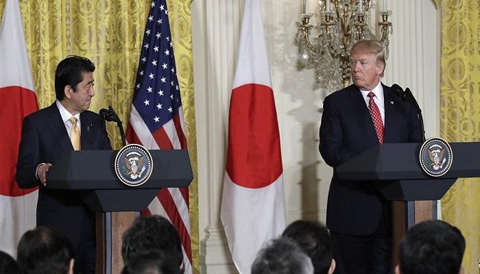 الرئيس الأمريكي دونالد ترامب مع رئيس الوزراء الياباني