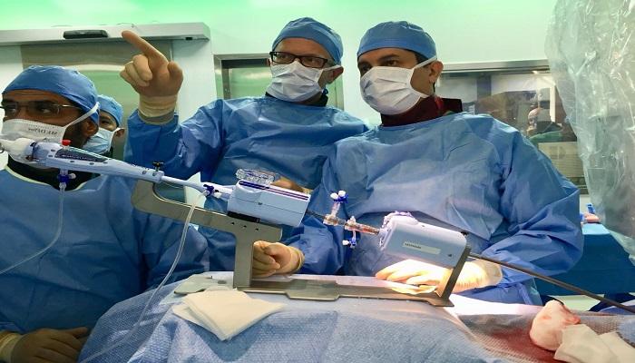 جانب من العملية الجراحية للمسن الإماراتي