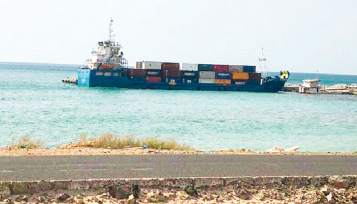 وصول سفينة إغاثية جديدة من الإمارات إلى ميناء سقطرى