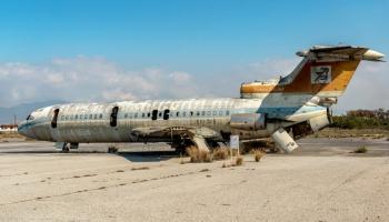 طائرة مهجورة في المطار