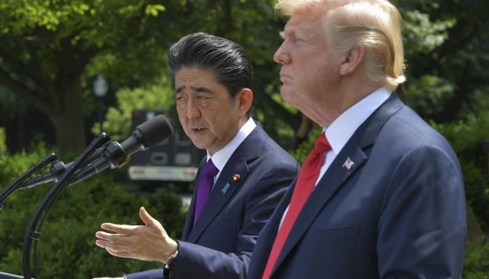 الرئيس الأمريكي ورئيس الوزراء الياباني خلال المؤتمر الصحفي 