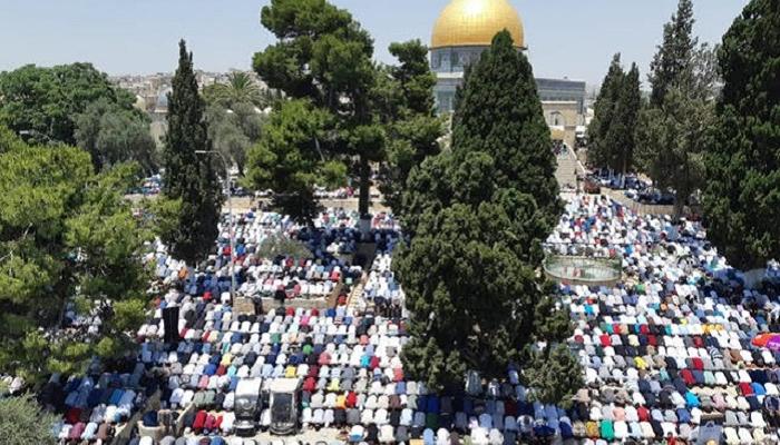 الآلاف يؤدون صلاة الجمعة في الأقصى