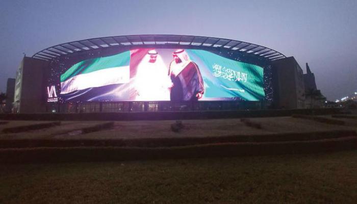 علما السعودية والإمارات يزينان أكبر شاشة في العالم