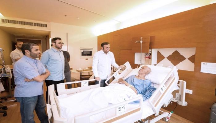  السفير الإماراتي والوفد الطبي يزورون أحد المرضى في تايلاند