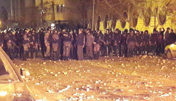 جانب من المصادمات بين محتجين صوفيين وقوات أمن إيرانية - أرشيفية