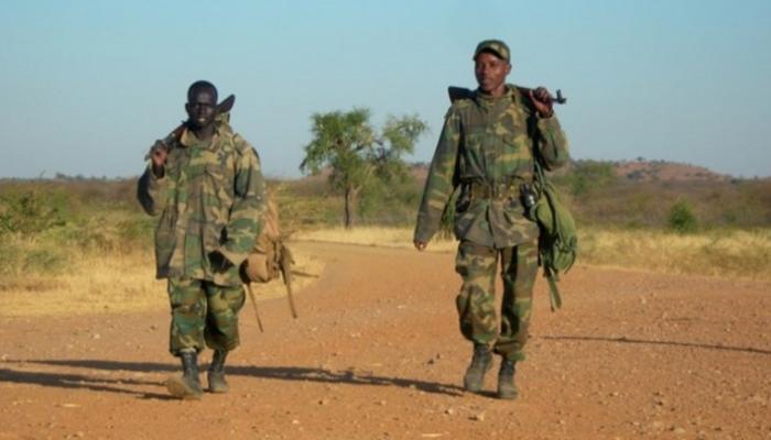 جنديان إثيوبيان يمشيان قرب الحدود مع إريتريا