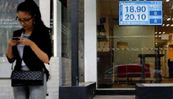 فتاة تحسب سعر صرف الدولار مقابل البيزو المكسيكي – رويترز