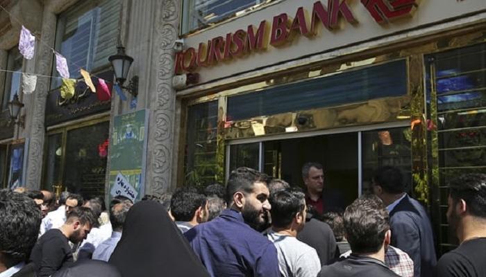 إيرانيون يتكدسون أمام أحد البنوك طلبا للدولار - أرشيف