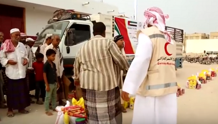 الهلال الأحمر الإماراتي يقدم مساعدات غذائية لأهالي غيل باوزير 