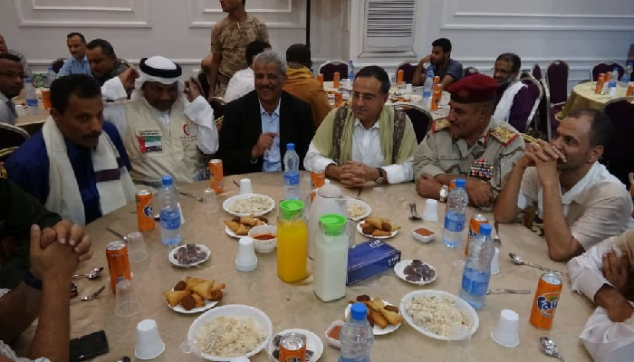 الهلال الأحمر الإماراتي يقيم مأدبة إفطار بعدن