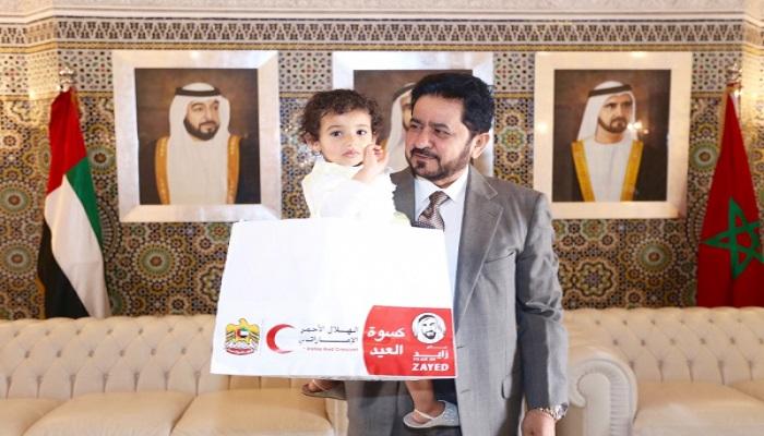 علي سالم الكعبي سفير الإمارات بالمغرب يوزع كسوة العيد على أحد الأطفال