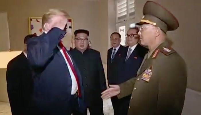 ترامب أثناء أداء التحية للجنرال الكوري الشمالي