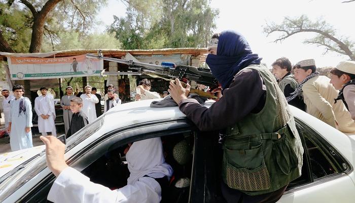 عناصر حركة طالبان أثناء احتفالها بوقف إطلاق النار