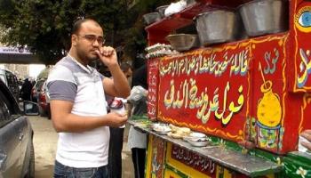 المالية المصرية تنفي فرض ضرائب على عربات الفول