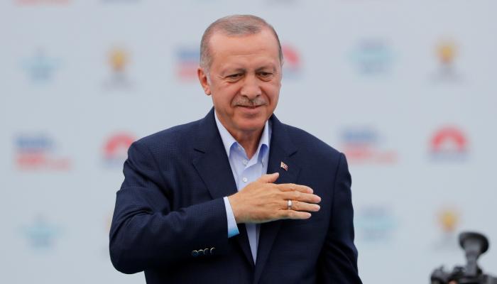أردوغان يحيي أنصاره في مؤتمر انتخابي بإسطنبول