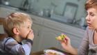 دراسة بريطانية.. "الأكل العاطفي" نتيجة توترات الطفولة والجينات بريئة 