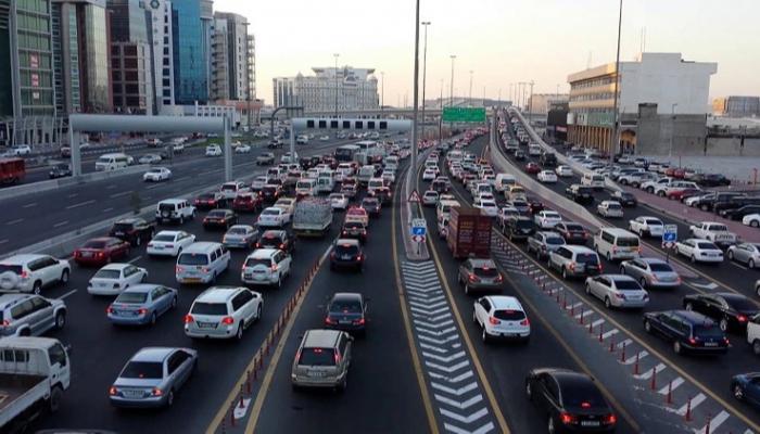 الإمارات تلغي رسوم تصريح اليوم الواحد لمرور المركبات الثقيلة