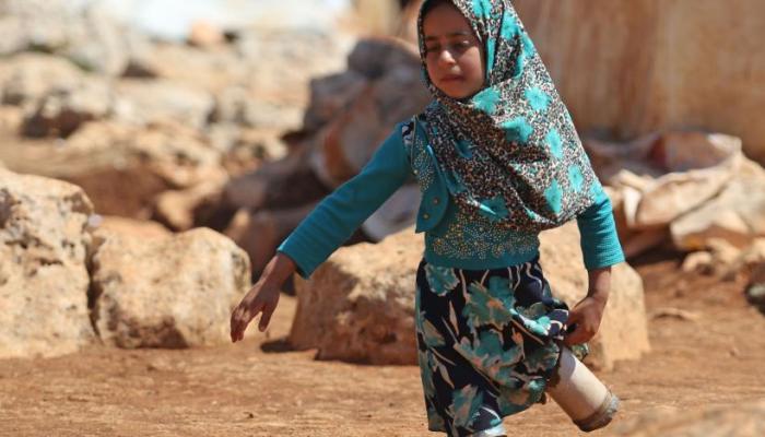 طفلة سورية تستخدم "أواني فارغة" كأطراف صناعية