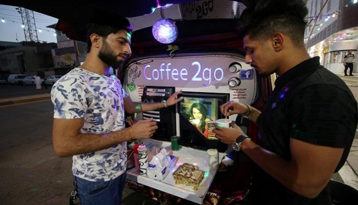 عراقي يحارب البطالة بـ"مقهى متنقل"