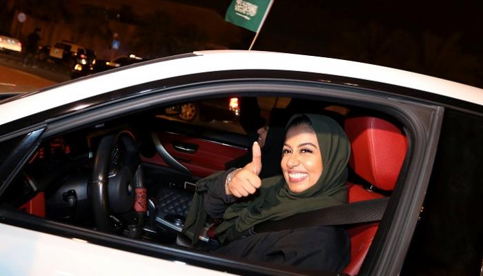 سعودية تعبر عن فرحتها بقيادة سيارتها - رويترز