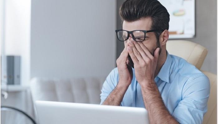 التحديق في شاشات الكمبيوتر يصيبك بجفاف العين