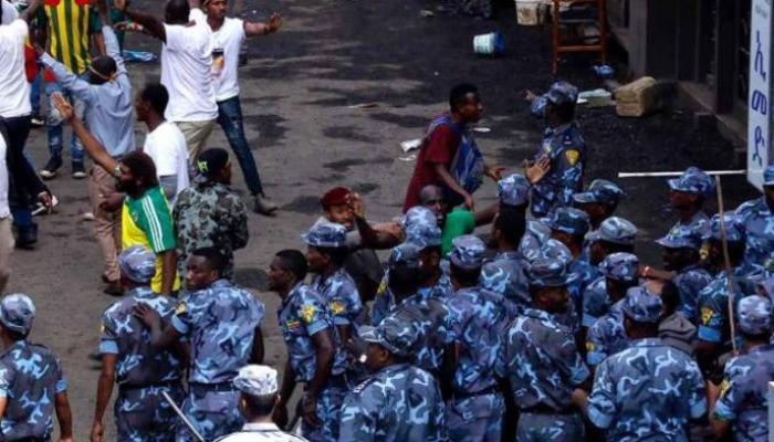 عناصر من الشرطة الإثيوبية وقت وقوع تفجير أديس أبابا