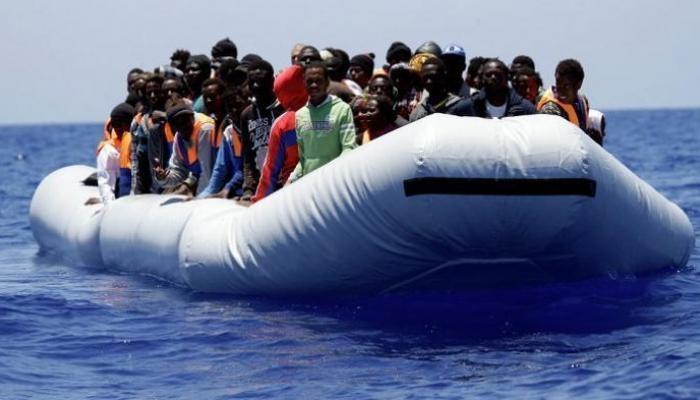 مهاجرون غير شرعيين أمام السواحل الليبية - أرشيفية
