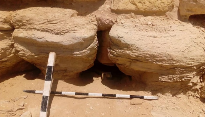 أثناء أعمال ترميم وصيانة الواجهة الغربية للهرم