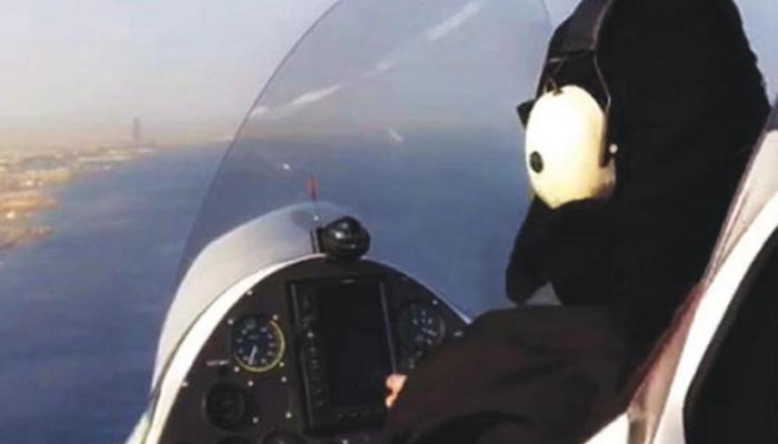 فتاة سعودية تتدرب على الطيران الرياضي