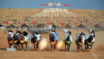 رجال القبائل الصحراوية يؤدون الفانتازيا المغربية في طانطان